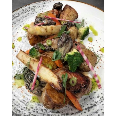 Faux-filet de veau en 2 cuissons, sauce morilles et vin jaune, pommes de terre grenailles et légumes du moment Faux-filet de veau en 2 cuissons, sauce morilles et vin jaune, pommes de terre grenailles et légumes du moment